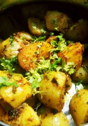 मसाला आलू (Masala aloo recipe in hindi) रेसिपी मुख्य फोटो