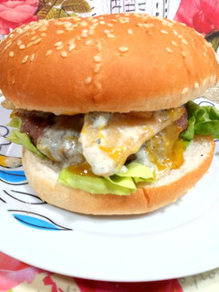 Una foto de Hamburguesa de ternera con pera y gorgonzola
