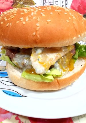 Una foto de Hamburguesa de ternera con pera y gorgonzola