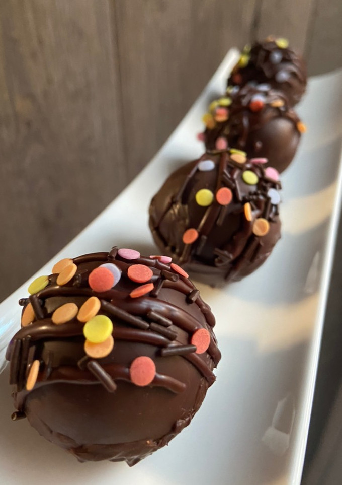 Una foto de Hot chocolate bombs - Bombas de chocolate