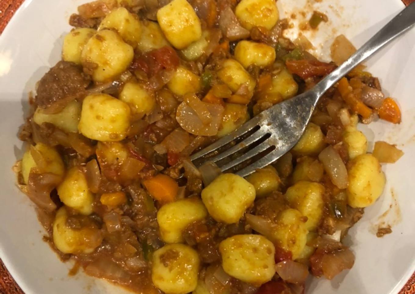 Ñoquis con boloñesa y verdura