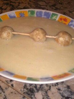 Una foto de Vichyssoise con bolitas de gorgonzola y nueces