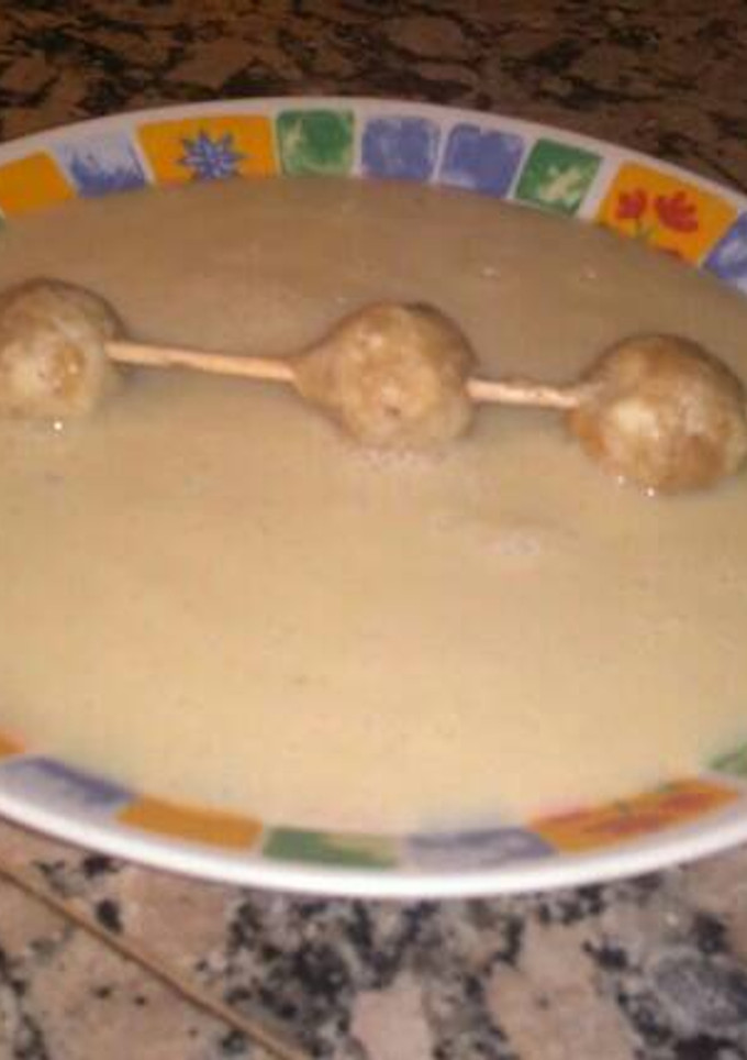 Una foto de Vichyssoise con bolitas de gorgonzola y nueces