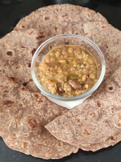 ராகி சப்பாத்தி (Finger Millet chapathi recipe in tamil) செய்முறை முக்கிய புகைப்படம்