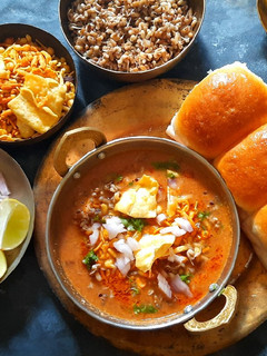 પૂના મિસળ (Puna Misal Recipe In Gujarati) રેસીપી મુખ્ય ફોટો