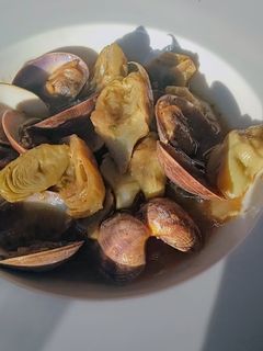 Una foto de Almejas con alcachofas