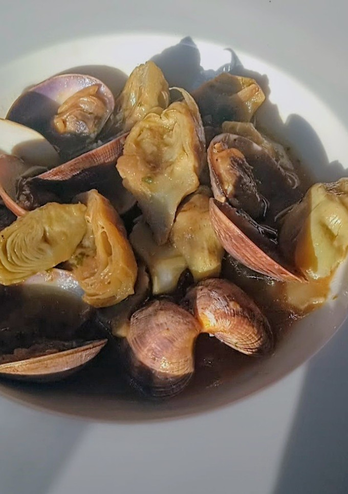 Una foto de Almejas con alcachofas