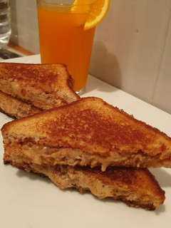 Una foto de Sándwich de atún tostado