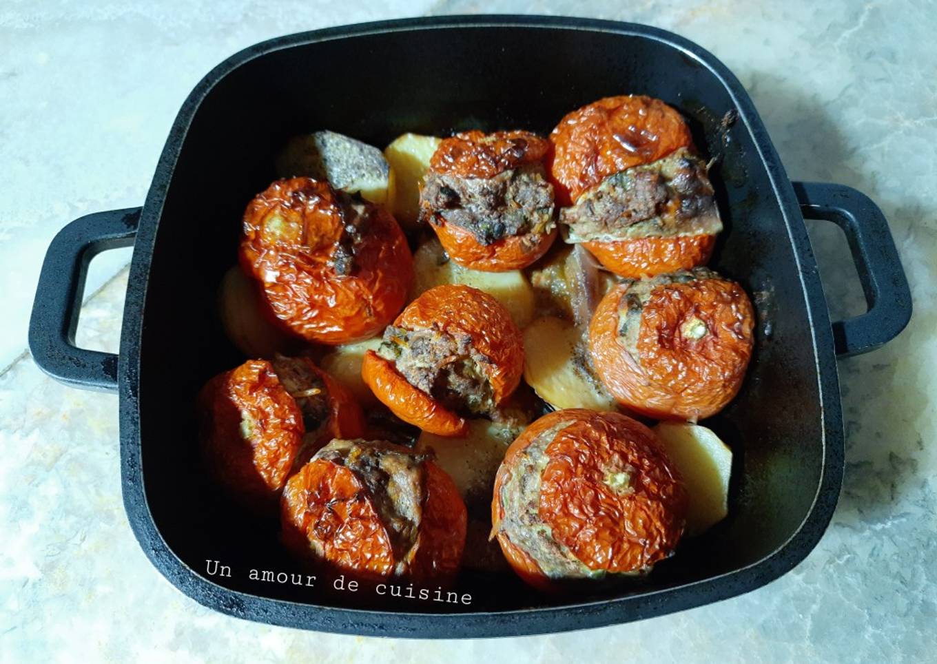 Tomates farcies sur un lit de pommes de terre 🍅🥔🍴