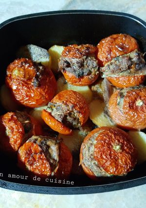 Une photo de Tomates farcies sur un lit de pommes de terre 🍅🥔🍴