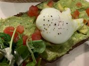 Una foto de sandwich con rúcula