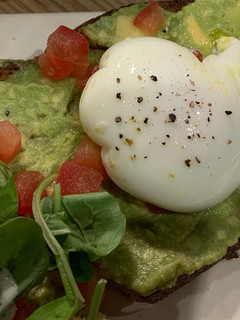Una foto de Sándwich saludable de palta, tomate y huevo pochado