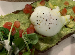 Una foto de Sándwich saludable de palta, tomate y huevo pochado