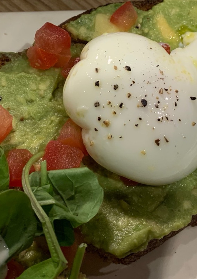 Una foto de Sándwich saludable de palta, tomate y huevo pochado