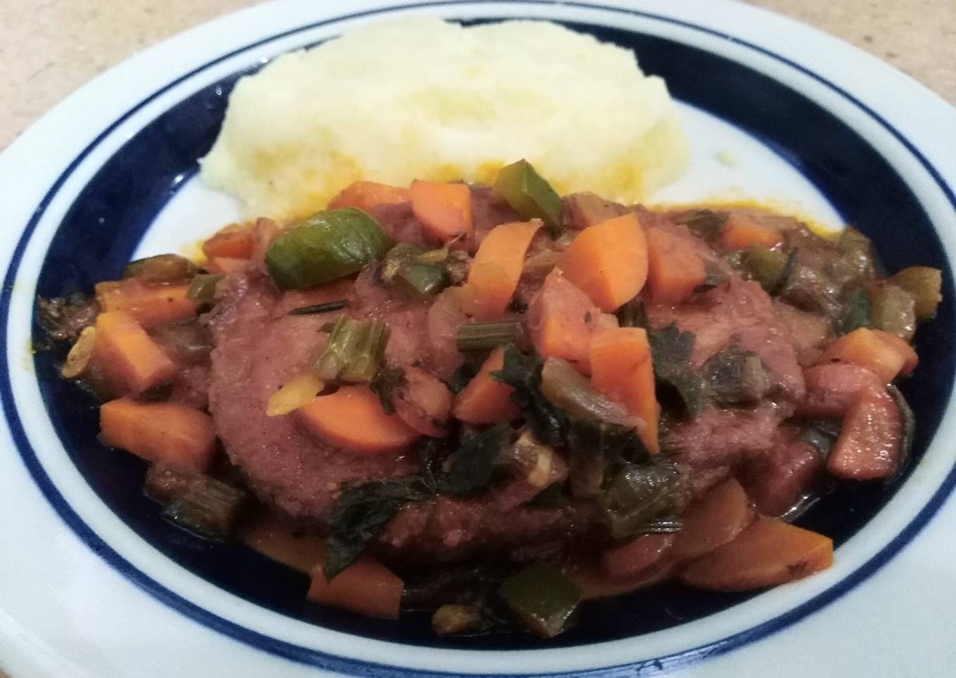 Hamburguesa de res con zanahoria, apio y otras hierbas en salsa de tomate