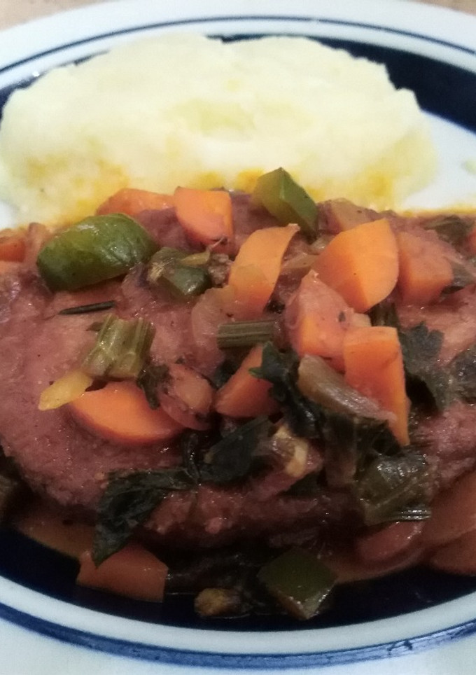 Una foto de Hamburguesa de res con zanahoria, apio y otras hierbas en salsa de tomate