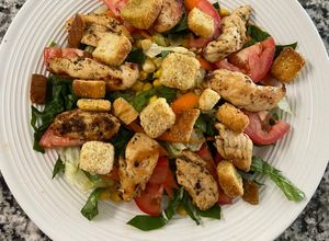 Una foto de Ensalada de pollo a la plancha