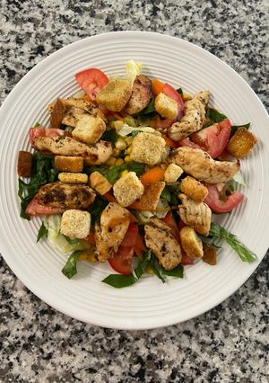 Una foto de Ensalada de pollo a la plancha