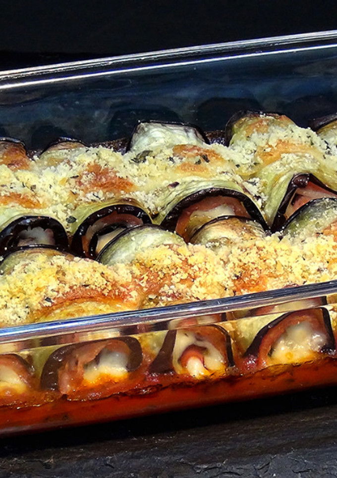 Una foto de Rollitos de berenjena con jamón York y queso al horno