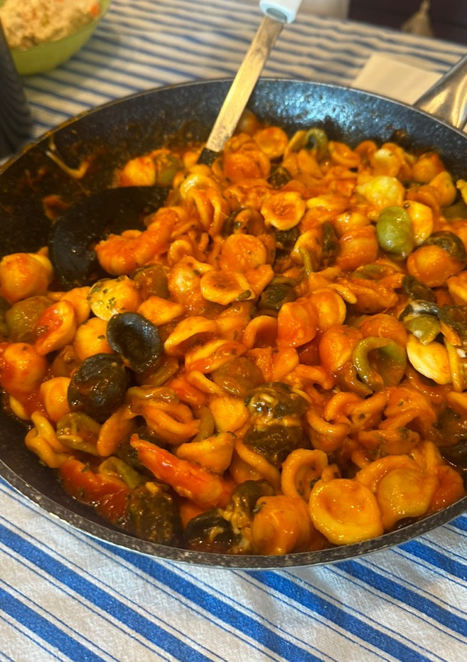 Una foto de Orecchiette haya rabiatta con gambón y langostino