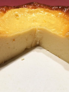 Una foto de Tarta de yogur griego y naranja 🍊
