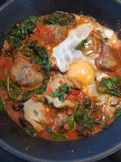 Una foto de Espinacas con alcachofas y tomate