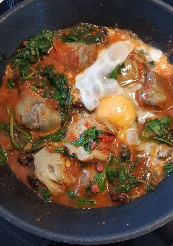 Una foto de Espinacas con alcachofas y tomate