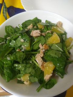 Una foto de Ensalada de espinacas baby con pollo y naranja y nueces