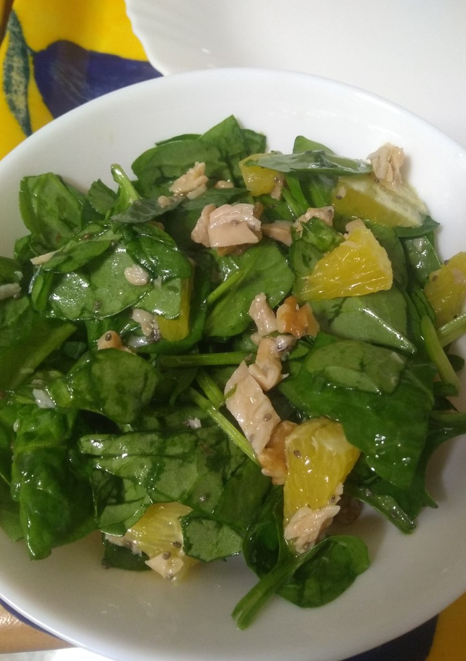 Una foto de Ensalada de espinacas baby con pollo y naranja y nueces