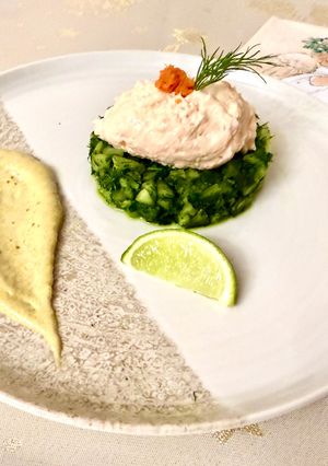 Lazac mousse zöldcitromos-uborkatartárral recept fotója
