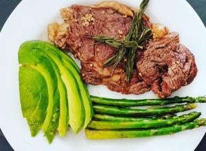 Una foto de Rib eye a la mantequilla