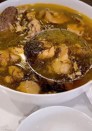 Hình của món Cơm nhà 8 - cơm xúp lơ, canh gà nấm tóc tiên.