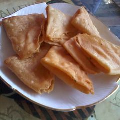 A picture of Tikona namkeen.