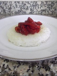 Una foto de Hamburguesa de arroz con pimientos caramelizados