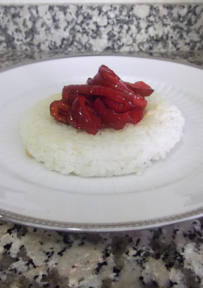 Una foto de Hamburguesa de arroz con pimientos caramelizados