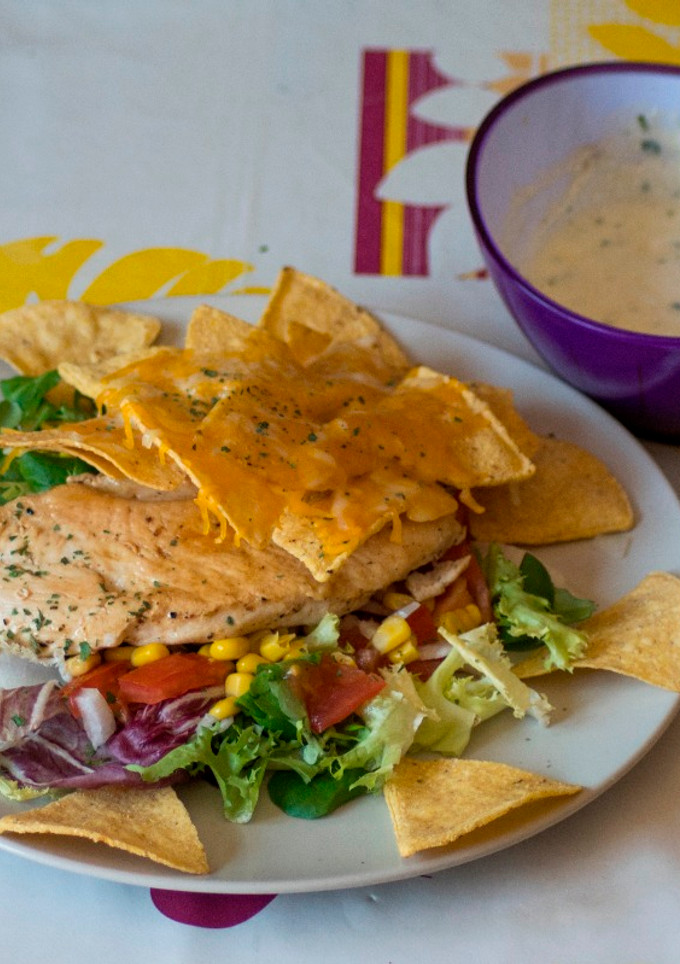 Una foto de Ensalada de Doritos con salsa de yogur