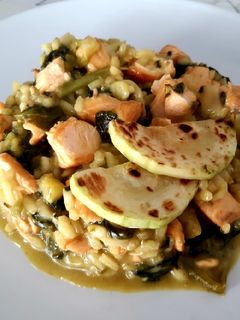 Una foto de Risotto de calabacín, espinacas y salmón con rulo de cabra
