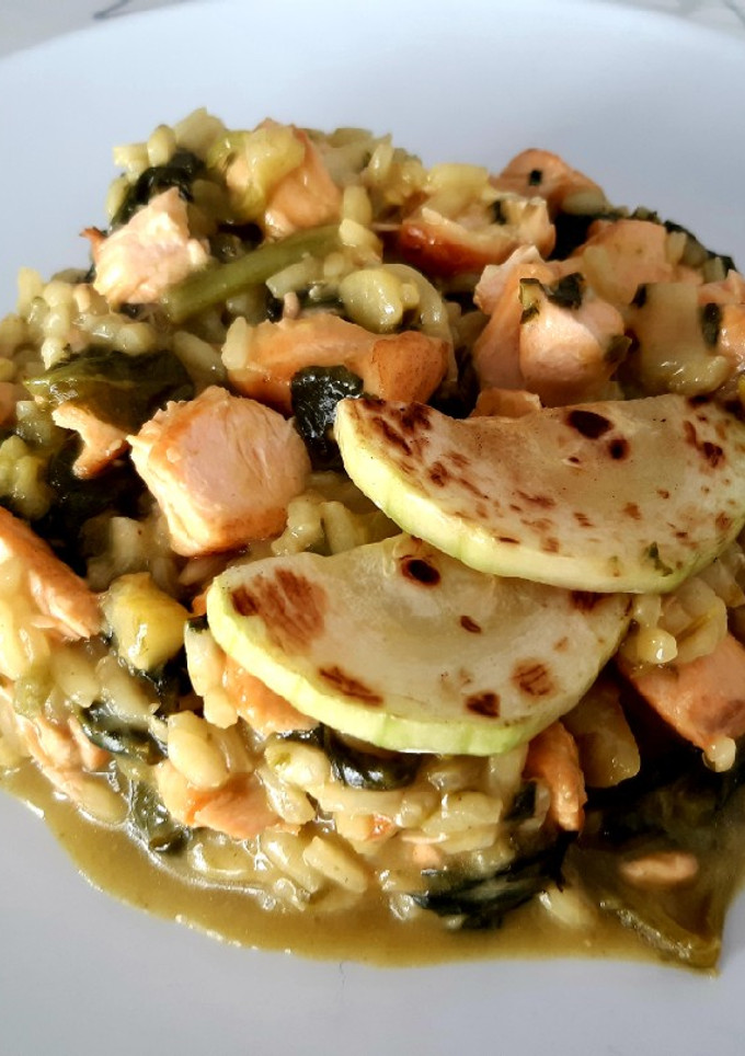 Una foto de Risotto de calabacín, espinacas y salmón con rulo de cabra