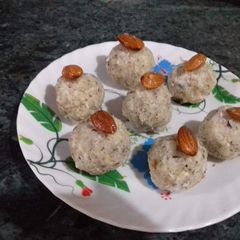 A picture of गरी के लड्डू.