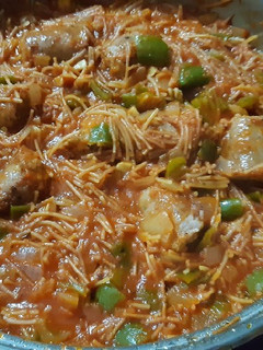Una foto de Fideos con tomate y butifarras