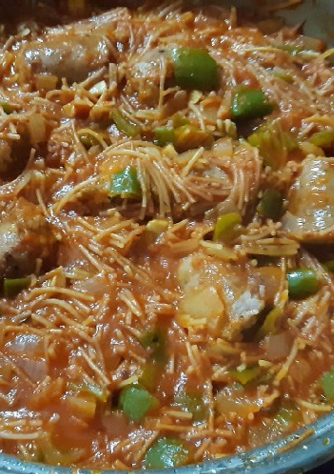 Una foto de Fideos con tomate y butifarras