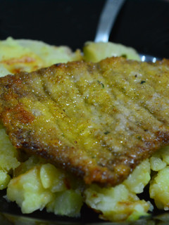 Una foto de Filete de ternera empanado con patata y calabacín