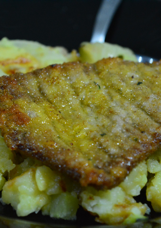 Una foto de Filete de ternera empanado con patata y calabacín