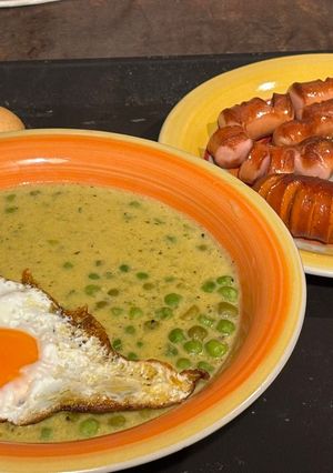 Borsófőzelék önmagával habarva, sült virslivel és debrecenivel recept fotója