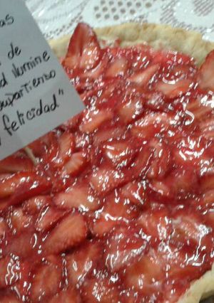 Una foto de Tarta de frutillas y frutos secos