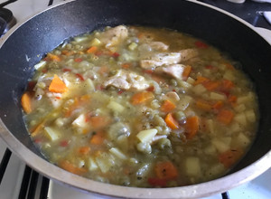 Una foto de Pollo arvejado