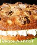 Coca de pasas y nueces rellena de nata