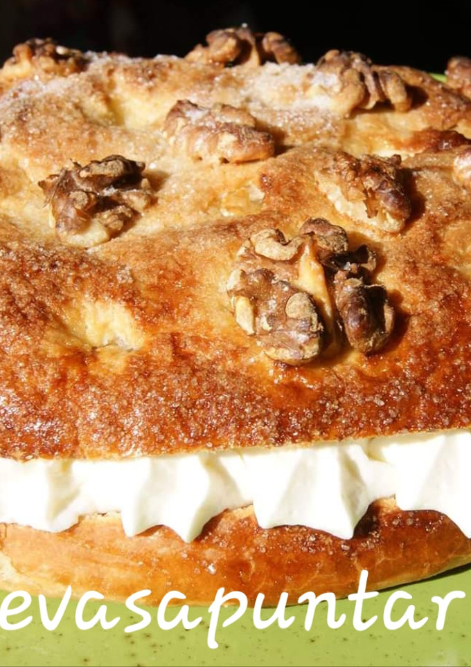 Una foto de Coca de pasas y nueces rellena de nata