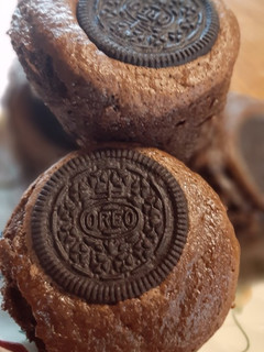 Una foto de Cupcakes de chocolate con Oreos