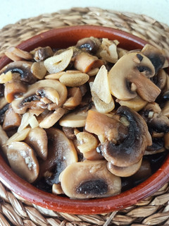 Una foto de Champiñones al ajillo